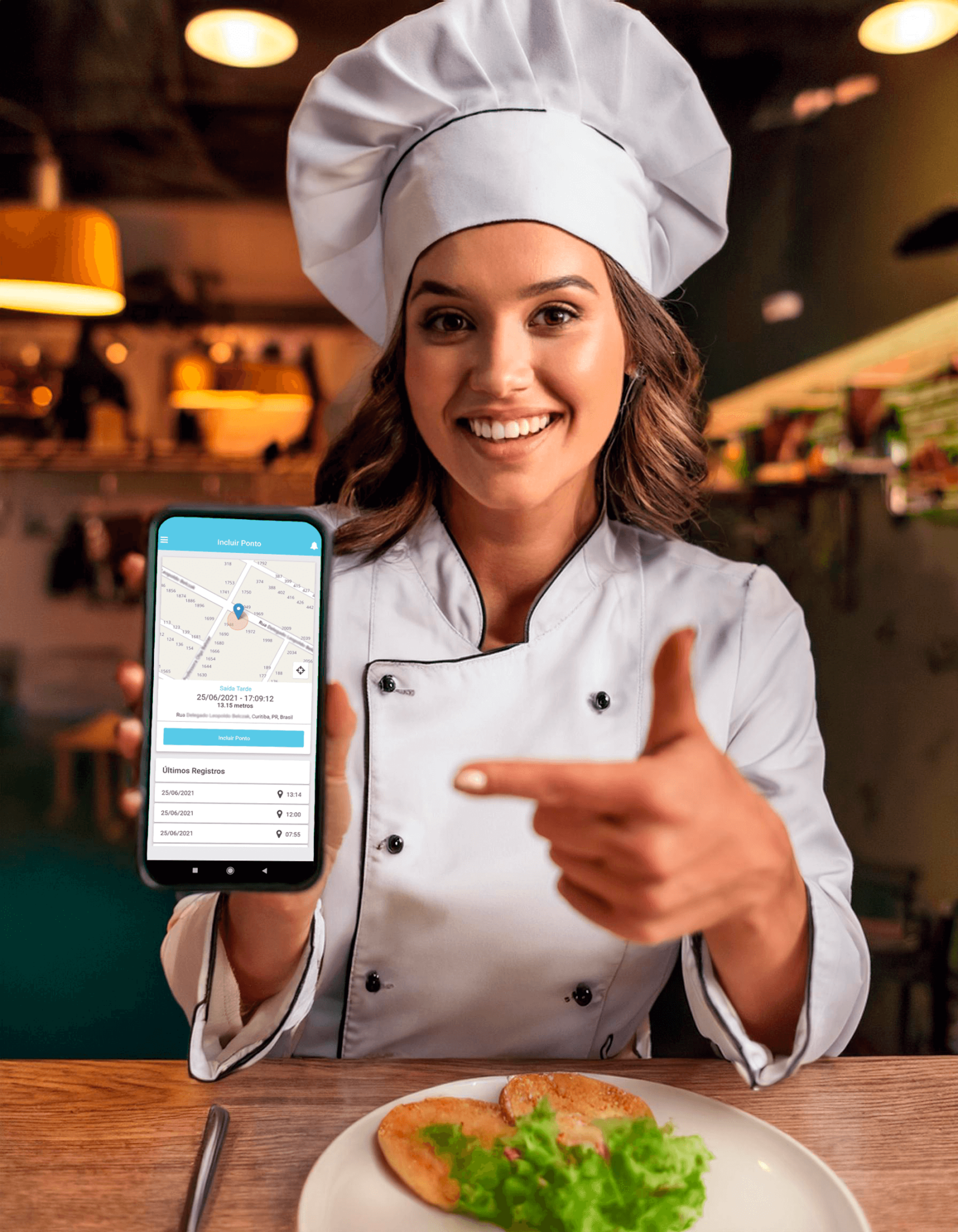 funcionária de rrestaurante utilizando aplicativo de registro de ponto no celular