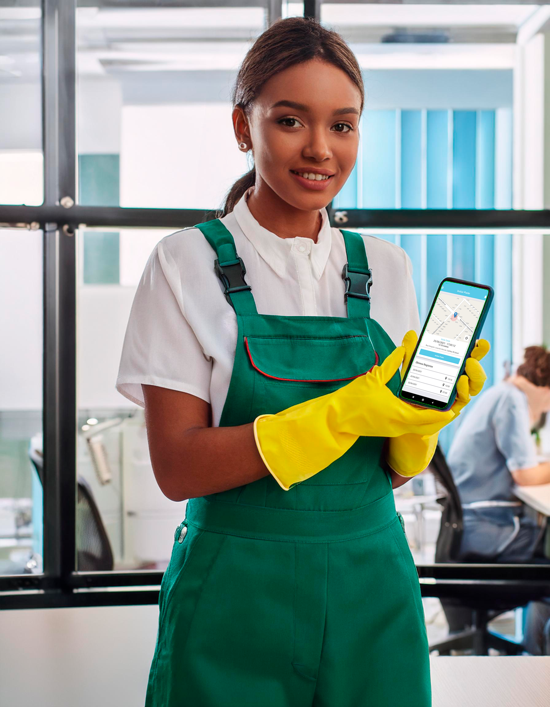 mulher tercerizada utilizando celular para registro de ponto