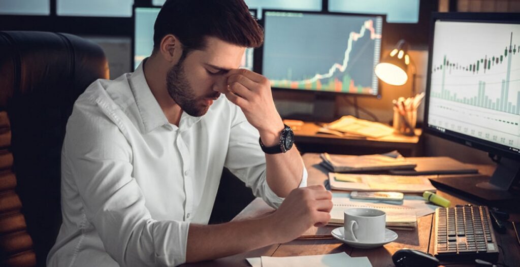 homem triste analisando os erros cometidos no registro de ponto na empresa