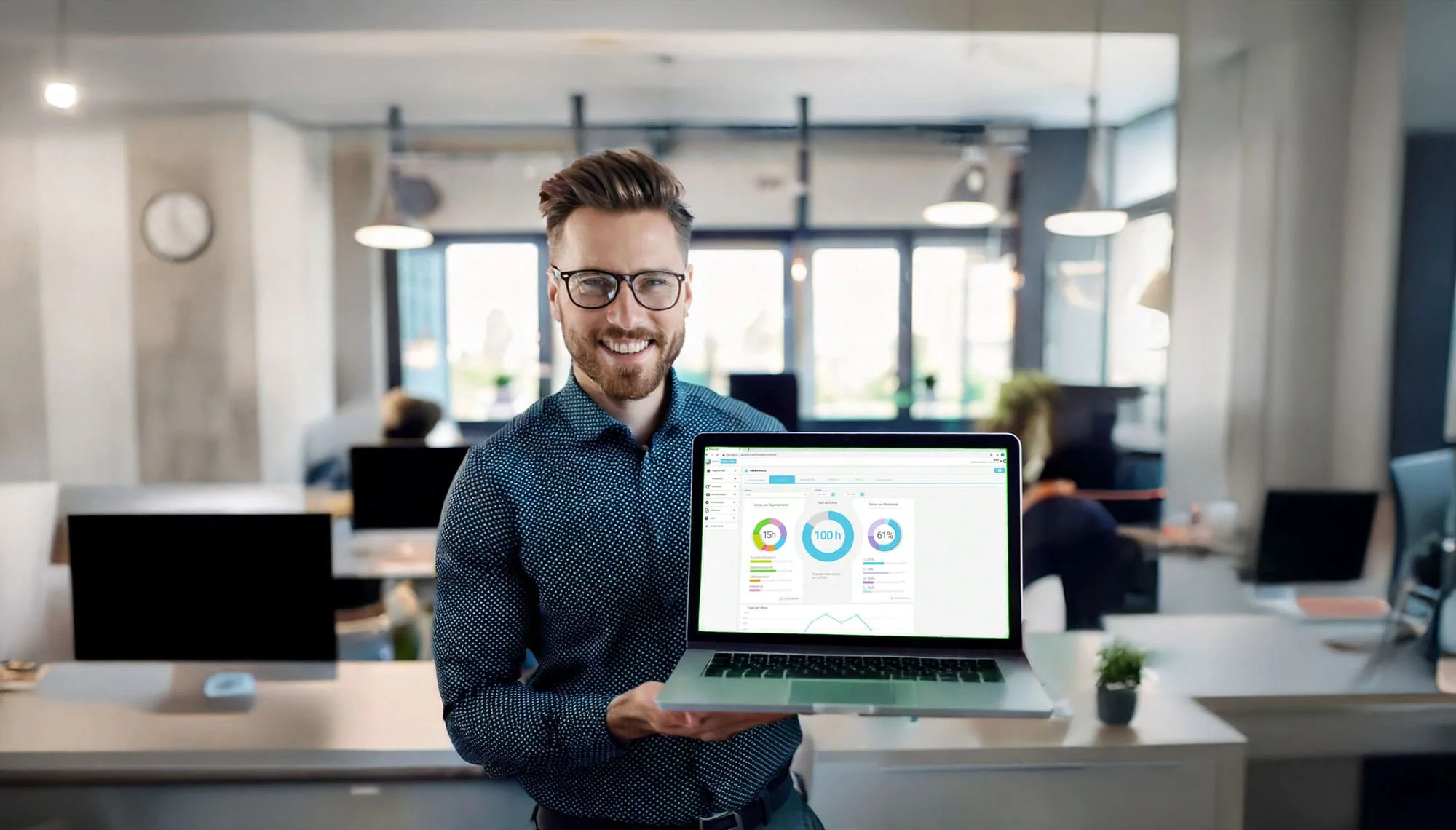 homem com o notebook na mão mostrando o sistema de ponto web