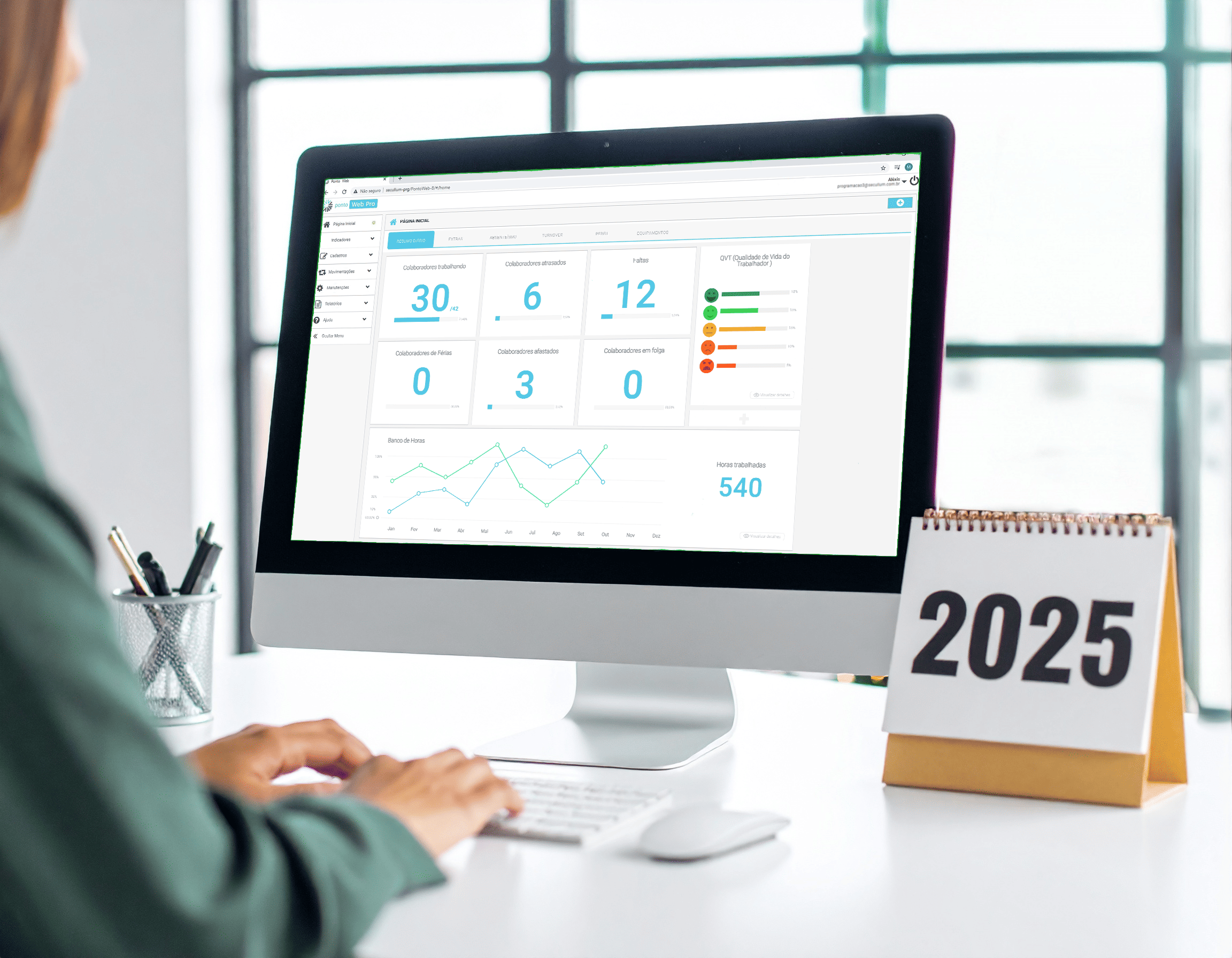 computador com sistema de registro de ponto e calendário de 2025