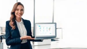 mulher apresentando controle de ponto com dados estratégicos