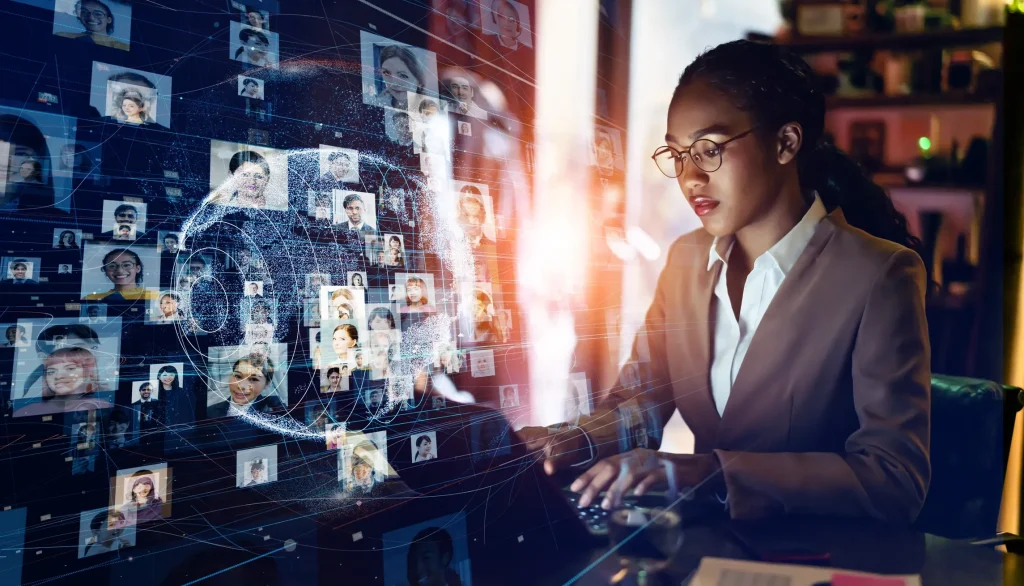 mulher trabalhando utilizando inteligência artificial no RH da empresa