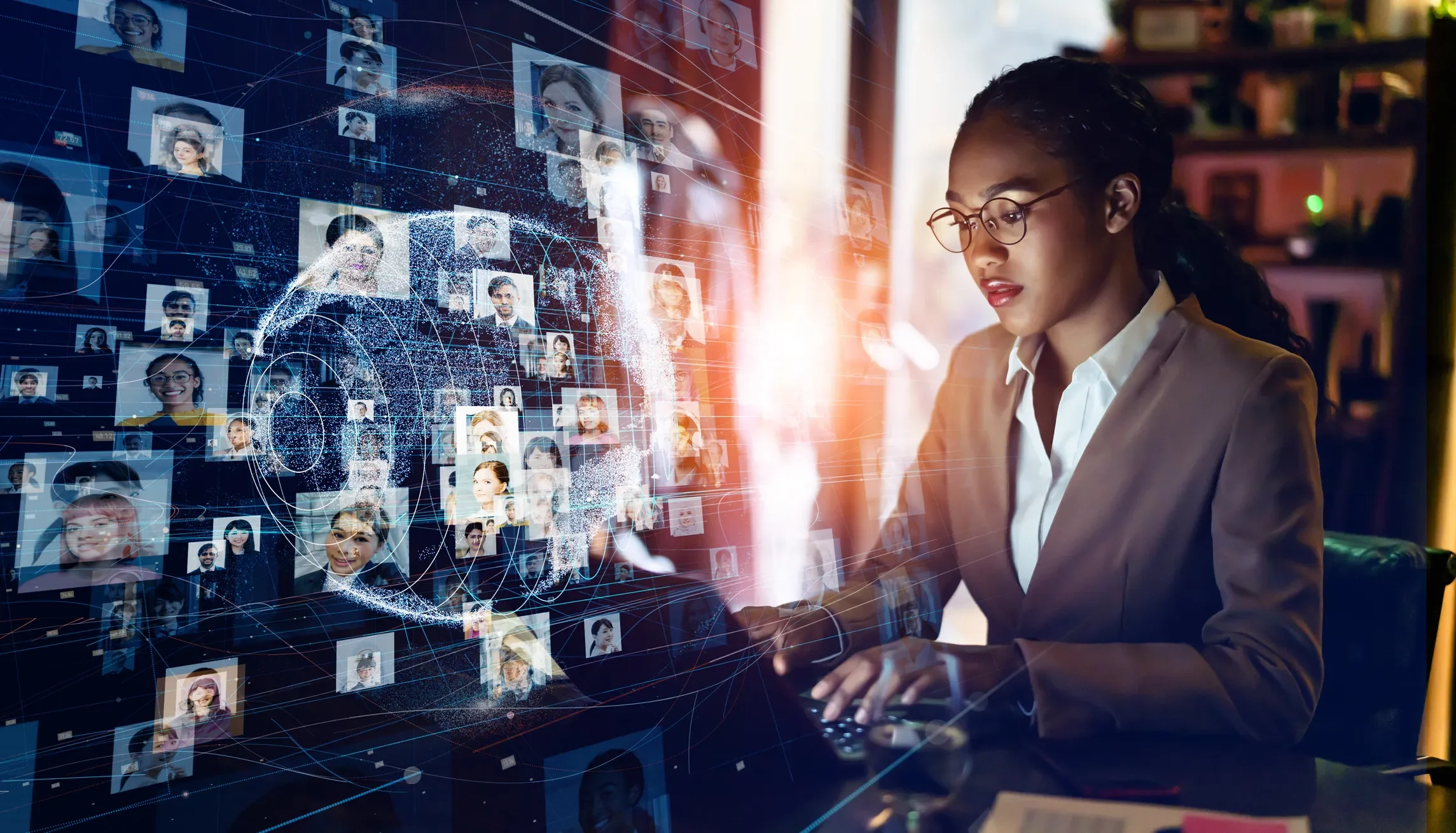 mulher trabalhando utilizando inteligência artificial no RH da empresa