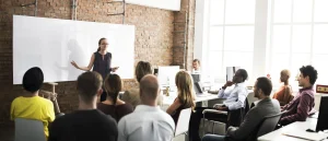 empresa realizando o plano de treinamento corporativo com os funcionários