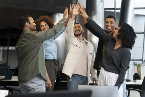 colaboradores felizes com a empresa ter adotado benefícios flexiveis
