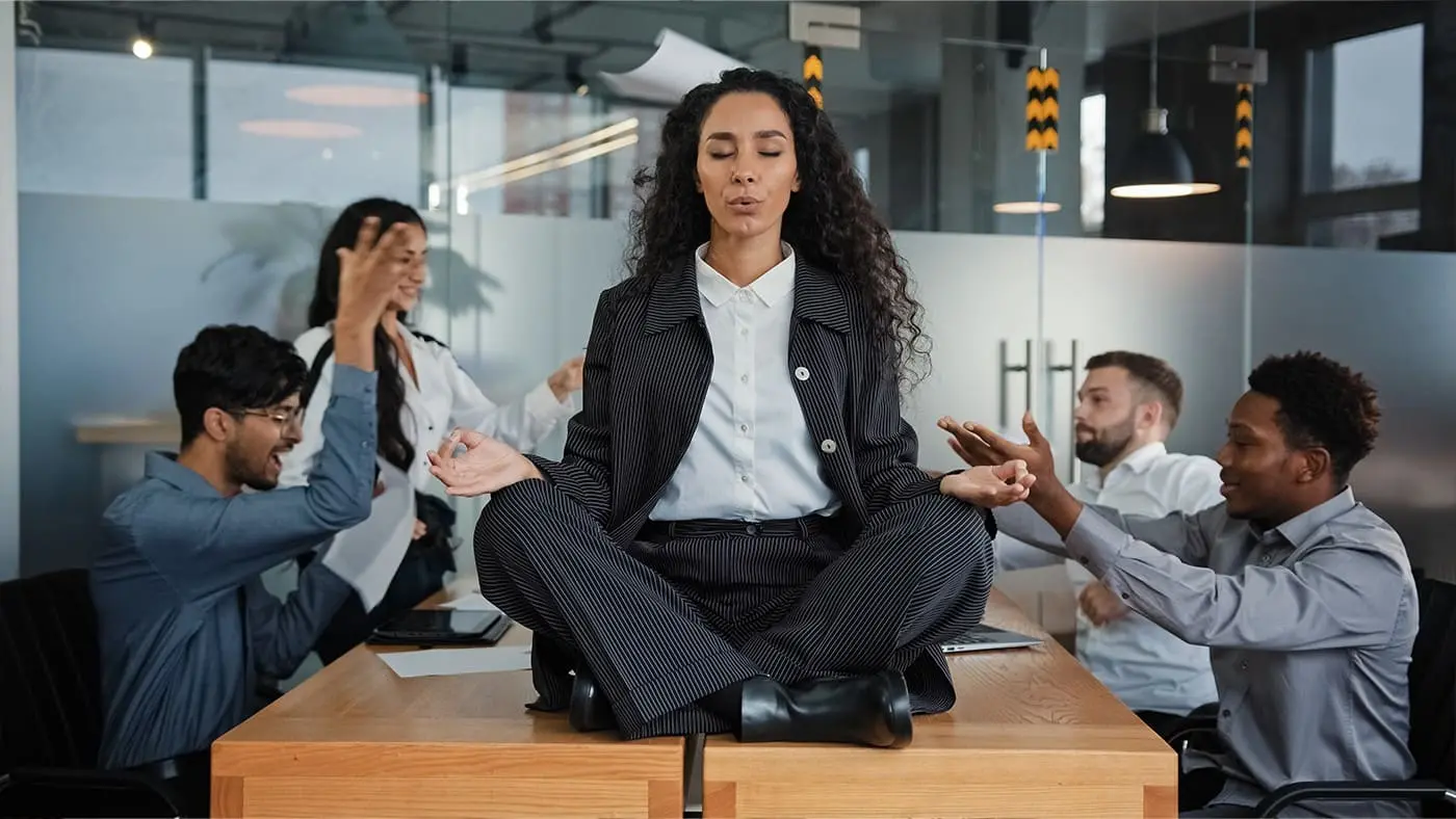 adiamento da lei nova NR-1, pessoa tentando se acalmar no trabalho