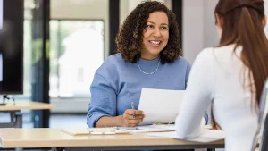 recursos humanos dando feedback para funcionária no ambiente de trabalho