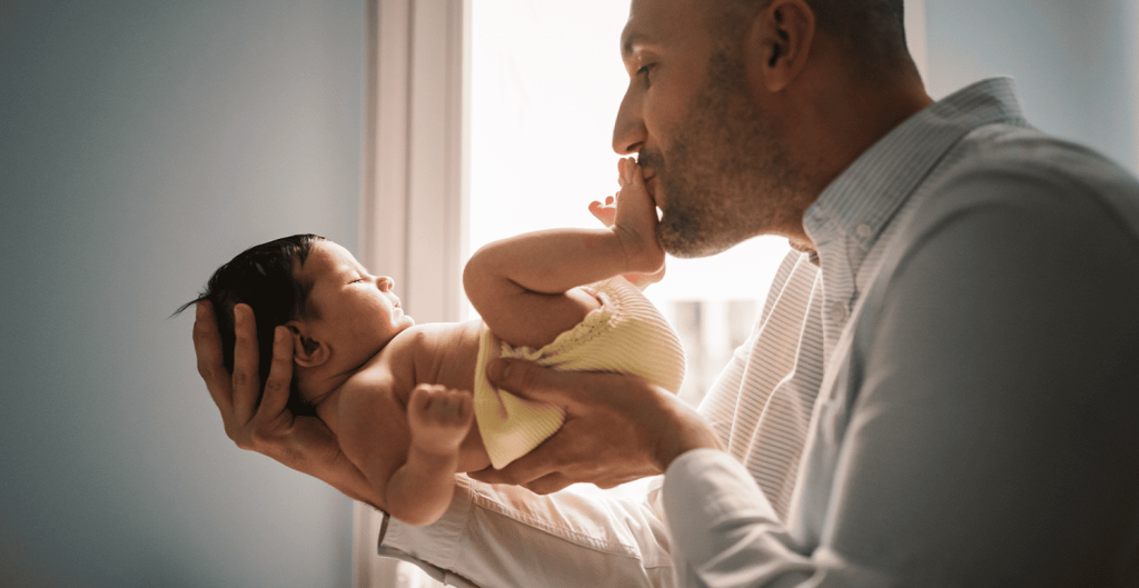 homem com o filho recem nascido aproveitando dos direitos dos pais na CLT