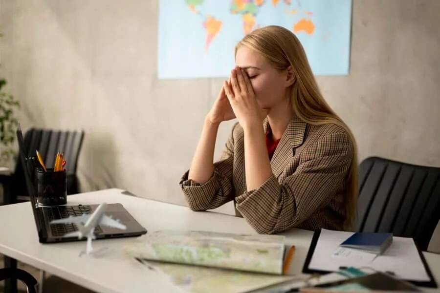 pessoa cansada, desanimada, tendo uma baixa performance no trabalho