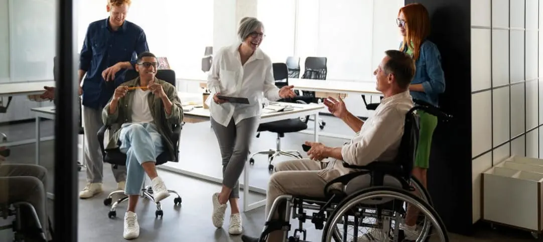pessoas conversando em uma empresa com inclusão social