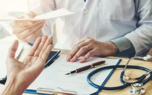 médico entregando atestado médico no trabalho