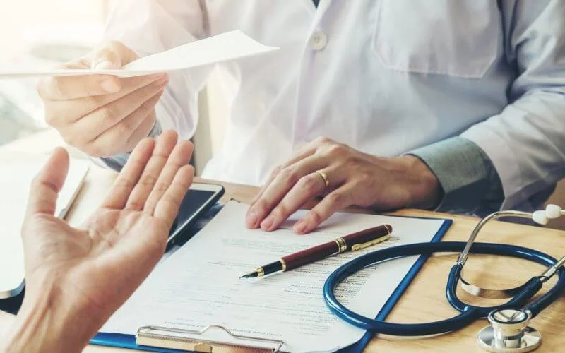 médico entregando atestado médico no trabalho