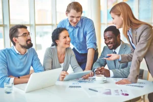pessoas felizes no ambiente de trabalho