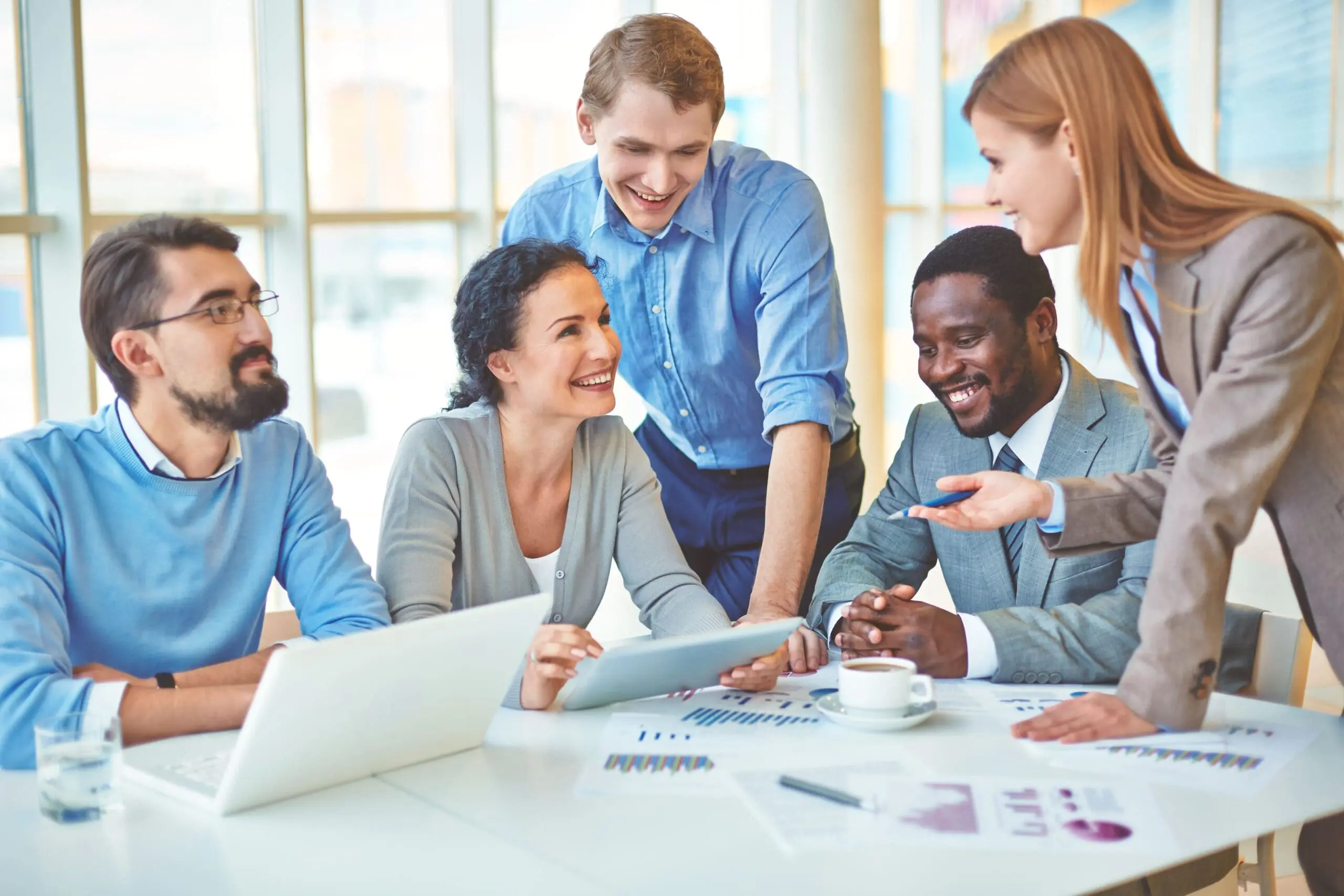 pessoas felizes no ambiente de trabalho