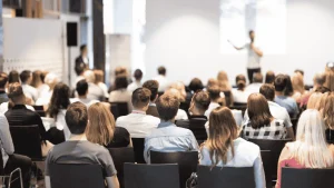 pessoas reunidas para workshops corporativos