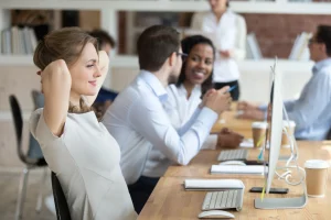 pessoa relaxada trabalhando em um ambiente corporativo saudável