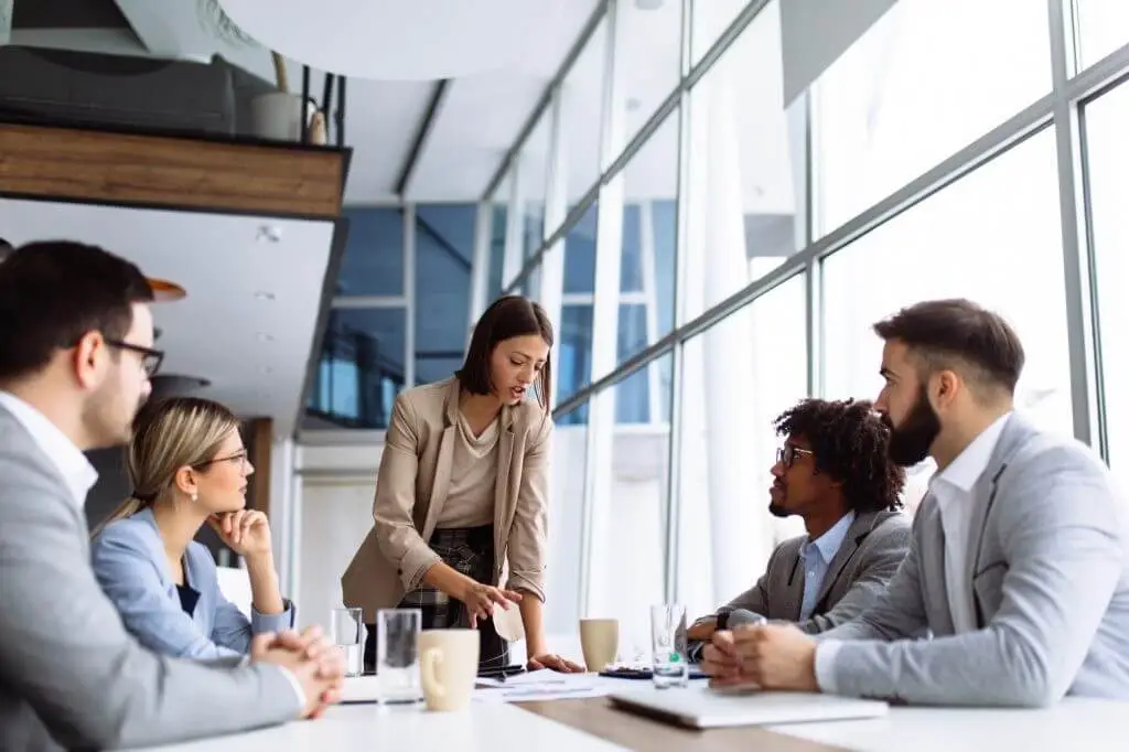 Pessoas em reunião com comunicação ruim