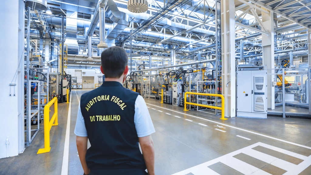 Fiscal do trabalho em visita de uma empresa