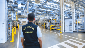 Fiscal do trabalho em visita de uma empresa
