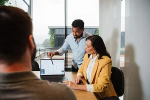 recursos humanos analisando o dados do sistema de ponto