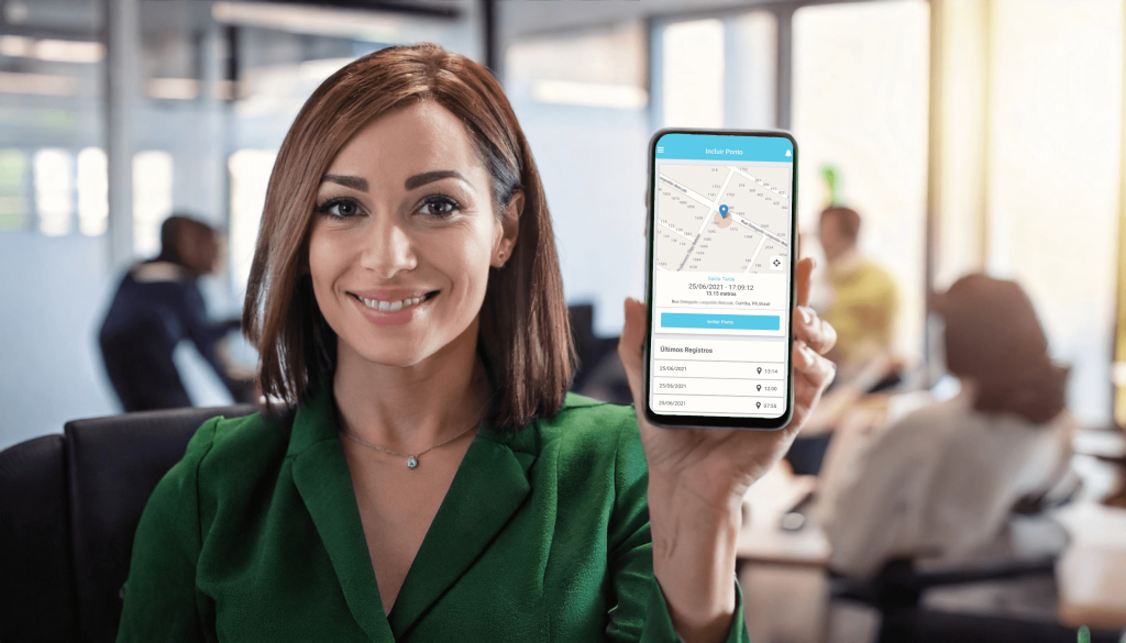 pessoa mostrando o aplicativo de ponto