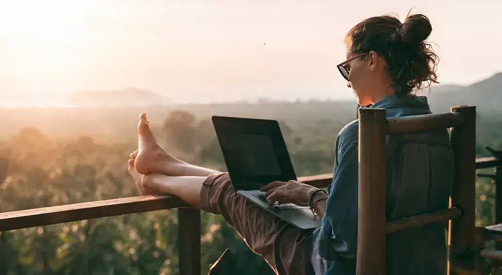pessoa relaxada trabalhando em casa