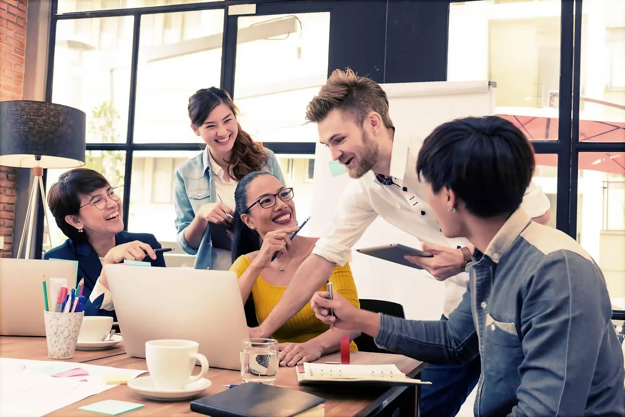 pessoas conversando e tendo uma boa comunicação na empresa