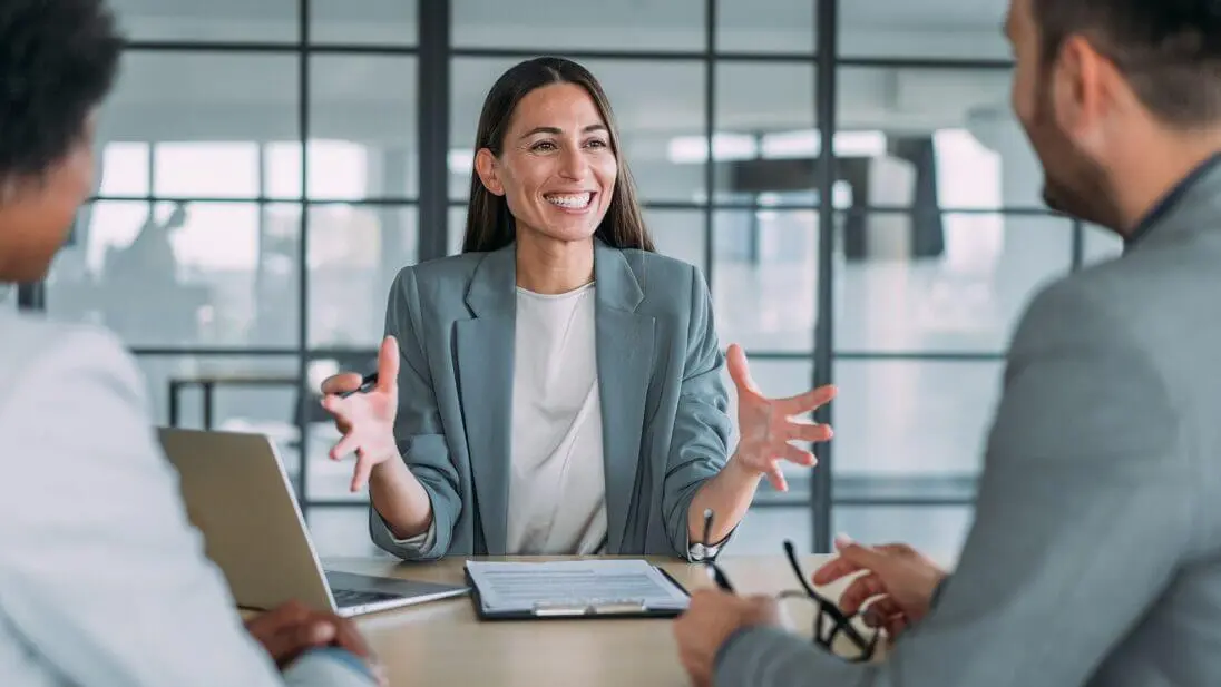 profissional de rh conversando e mostrando os resultados