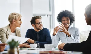 pessoas conversando e interagindo em empresa