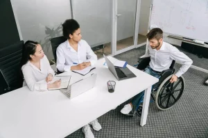 pessoa PCD sendo demitida em empresa