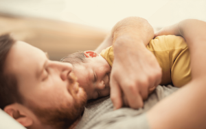 Pai aproveitando a licença-paternidade para ficar junto ao filho