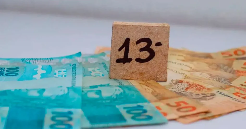imagem do dinheiro a ser entregue como décimo terceiro salário