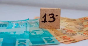 imagem do dinheiro a ser entregue como décimo terceiro salário