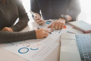 pessoas realizando auditória nos dados de ponto