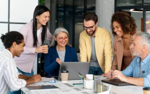 pessoas trabalhando felizes