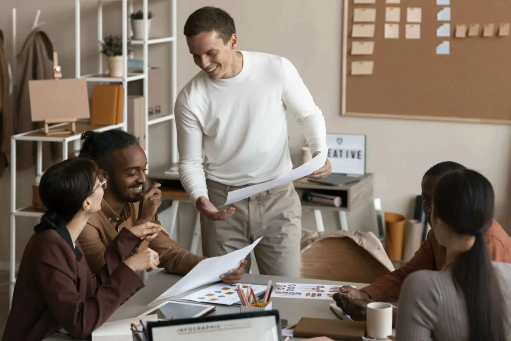Aprenda como employer branding fortalece cultura, atrai talentos e diferencia sua empresa no mercado.