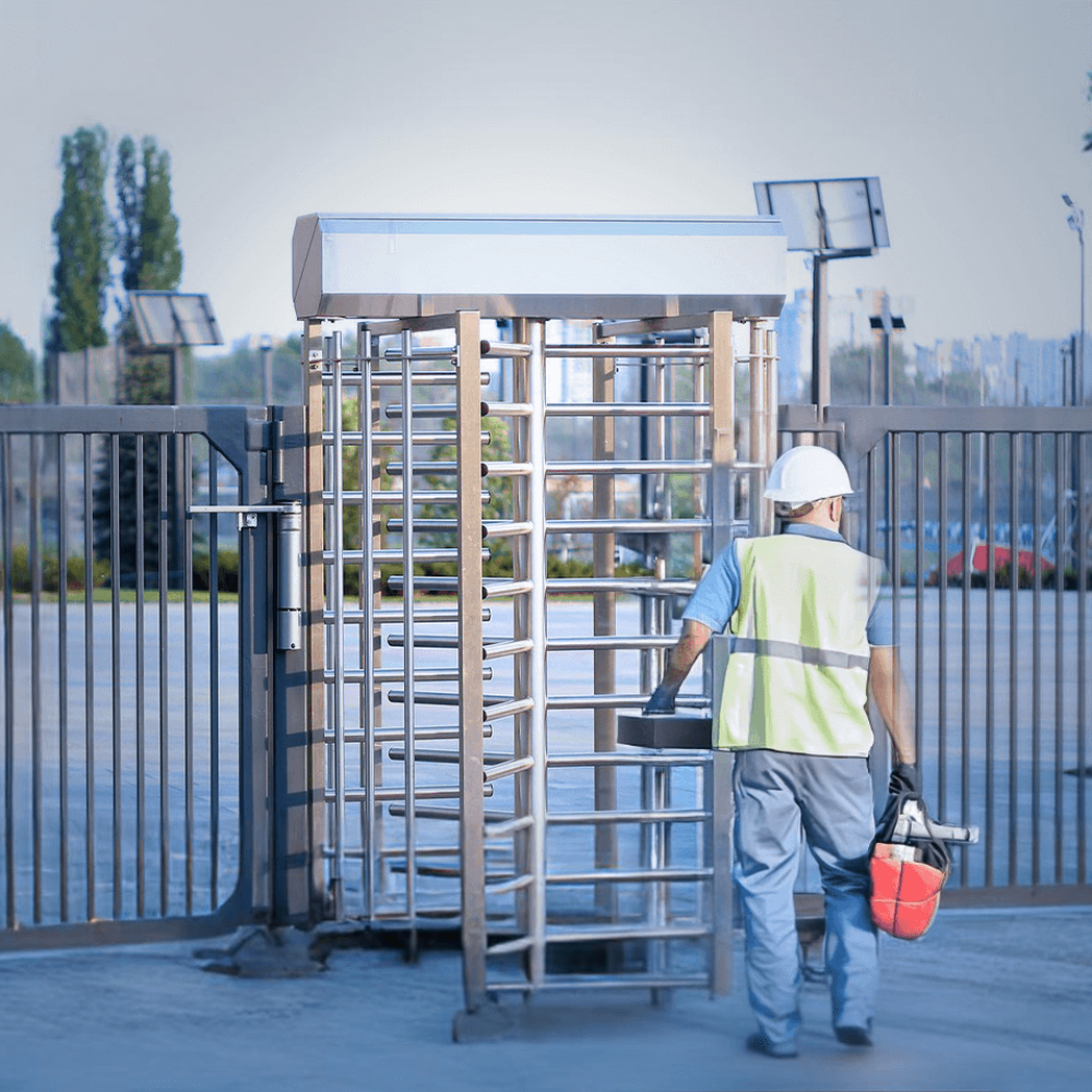 pessoa passando por torniquete para entrar em uma contrução