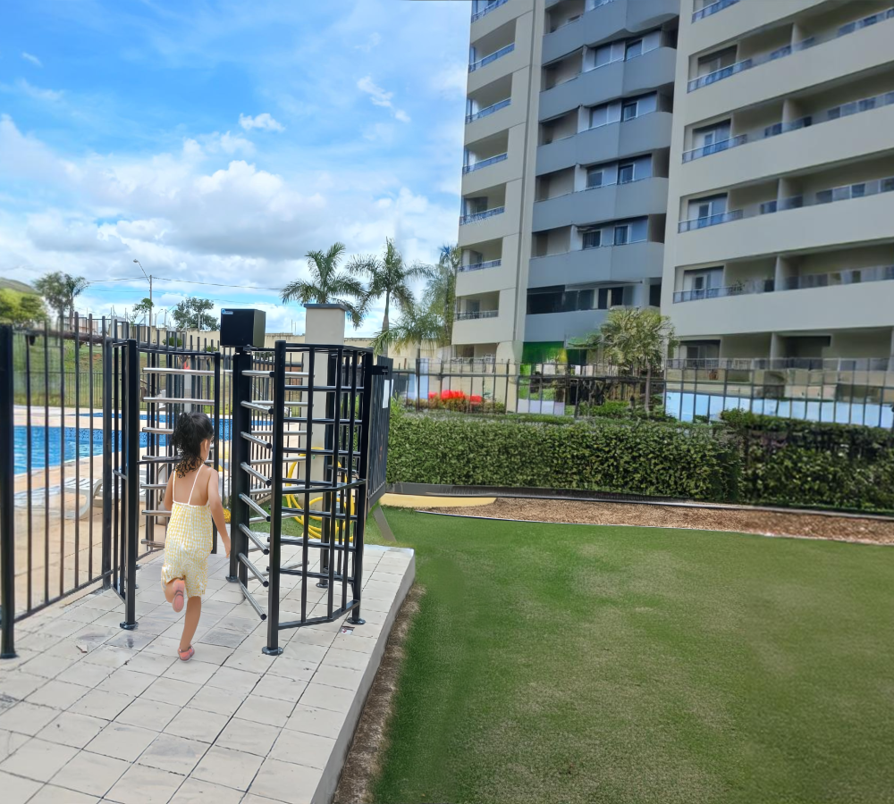 criança acessando a área da piscina em clube através de catraca torniquete
