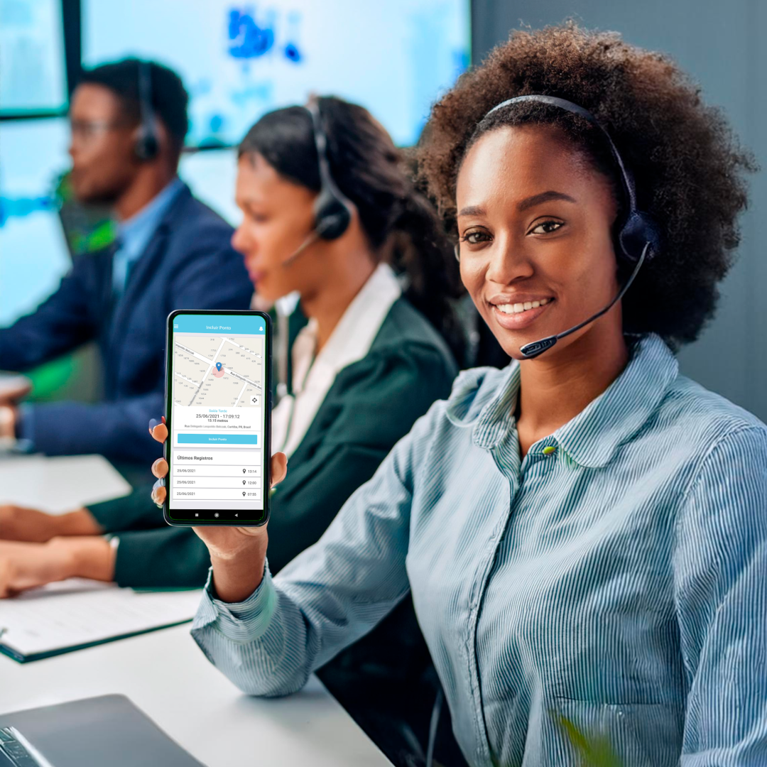 funcionária de call center mostrando o celular aplicativo de registro de ponto